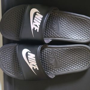 Men's Sz 8 Nike Slides